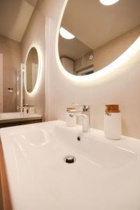 圣菲利普雅科夫Apartments Mila M的浴室设有白色水槽和镜子