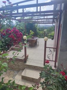 BîcVila Tatiana的庭院里放着一束鲜花和一张桌子