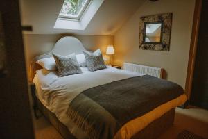 泰德斯韦尔Vicarage Farm Cottages的一间卧室设有一张大床和窗户