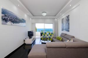 利马索尔海湾宫殿公寓的带沙发和电视的客厅
