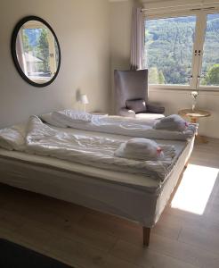 HovetHallingskarvet Fjellstue as的带大窗户的客房内的两张床
