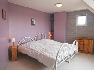 索宗Maison T4 avec jardin près plage Donnant, Sauzon – Animaux ok, WiFi, parking, 7 pers. - FR-1-418-19的卧室配有白色的床和紫色墙壁