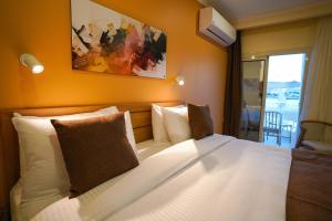 阿斯旺Obelisk Nile Hotel Aswan的卧室配有带白色枕头的大床