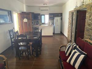IztapaCasa Elohim的厨房以及带桌椅的起居室。
