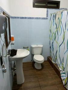 IztapaCasa Elohim的一间带卫生间和水槽的浴室