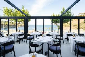 滨海巴纽尔斯Les Elmes - Hôtel, Spa & Plage Privée的一间带桌椅的海景餐厅