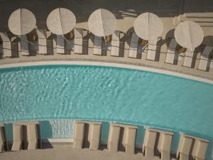 埃利亚海滩Yi Hotel Mykonos的享有带桌椅的游泳池的顶部景致