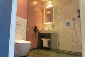 艾默伊登劳乌安娜德卡德酒店的一间带卫生间、水槽和镜子的浴室