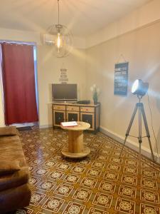 Crouy-sur-CossonLa maisonnée de Chambord的客厅配有桌子和摄像头