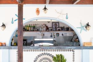 里瓦的亚Livadia Beach Suite的一间有拱门的酒吧