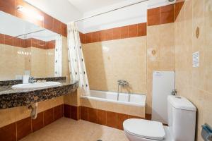 里瓦的亚Livadia Beach Suite的浴室配有卫生间、盥洗盆和浴缸。