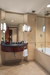 开罗尼罗河大厦酒店的一间带水槽、浴缸和镜子的浴室