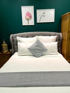 潘切Homestay Song Ngọc Phan Thiết的卧室内的一张带白色床单和枕头的床
