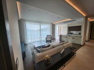 赫尔采格诺维Portonovi - Marina Residences Sea View Apartment的客厅配有沙发和桌子