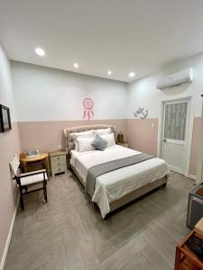 潘切Homestay Song Ngọc Phan Thiết的一间卧室配有一张大床和一张桌子
