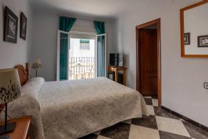 科尼尔-德拉弗龙特拉绿洲酒店的一间卧室设有一张床和一个窗口