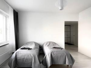 波里Aava's apt. FREE Parking的白色客房 - 带两张床和床罩