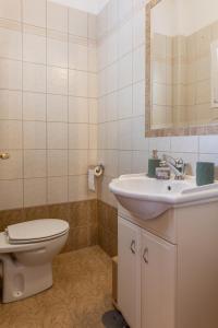 里托楚伦The Olympus Estate的白色的浴室设有卫生间和水槽。