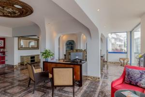 阿尔布费拉大穆图大浦景观海滩俱乐部度假屋的客厅配有书桌和红色沙发