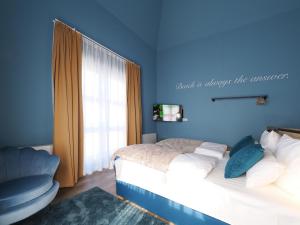黑灵斯多夫Seebrücke Heringsdorf - Appartement mit 2 Schlafzimmern und Terrasse S17的蓝色的卧室设有床和窗户
