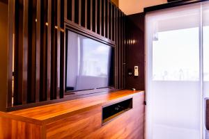 索罗卡巴Loft Campolim的客厅配有大屏幕平面电视