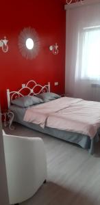 OshakanNear Yerevan Serlinhouse的一间卧室配有一张红色墙壁的床