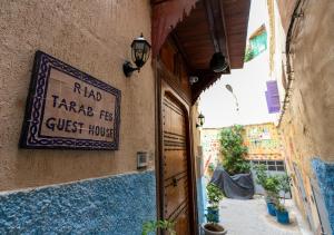非斯Riad Tarab Fes的建筑物入口,侧边有标志