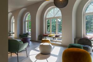 佛罗伦萨Il Santo Stays的客房设有窗户、椅子和桌子。