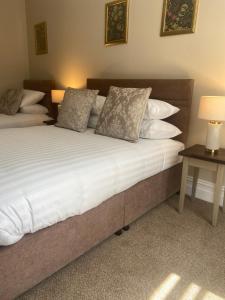 丁格尔Adams Townhouse的一间卧室配有带白色床单和枕头的床。