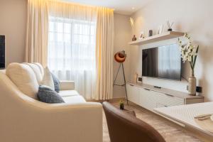 奈瓦沙Luxe Studio and 1 bedroom Apartment的客厅配有白色沙发和电视