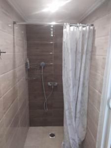 KalavárdaK Farm House的浴室内配有白色淋浴帘。