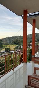 克里穆图Mahakali的阳台享有山谷美景。