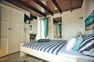 伊科德洛斯维诺斯Finca Vino Tinto 1的一间卧室配有一张蓝色和白色条纹的床