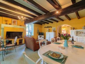 Bourg-Archambault蒂莫西花园别墅的客厅配有桌椅和壁炉