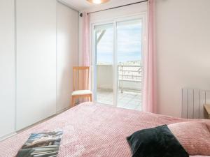 米尼赞海滩Apartment Patguyflor by Interhome的一间卧室配有一张床,享有海景