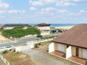 米尼赞海滩Apartment Côte Sud-4 by Interhome的享有房子和海滩的空中景致