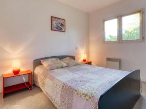 拉卡诺奥肯伊拉卡诺欧圣毕加索街度假屋的一间卧室配有一张床和两张台灯。