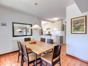 波雷奇Holiday Home Suncana by Interhome的厨房以及带木桌和椅子的用餐室。