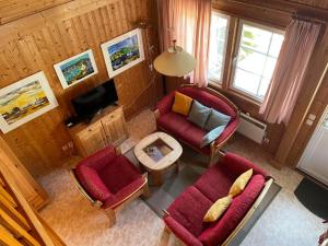 乌塞林Holiday Home Useriner See-4 by Interhome的客厅配有2把椅子、1张沙发和1台电视