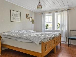 TrensumHoliday Home Matvik by Interhome的一间卧室设有一张床和一个窗口