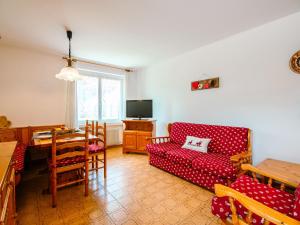 莫埃纳Apartment Mantina-1 by Interhome的客厅配有红色的沙发和桌子