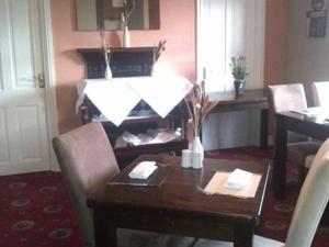 瓦特米尔洛克布拉肯格酒店的一间带桌子和钢琴的用餐室