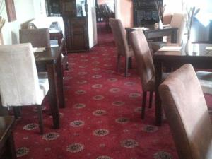 瓦特米尔洛克布拉肯格酒店的一间用餐室,配有椅子和桌子,铺有红地毯