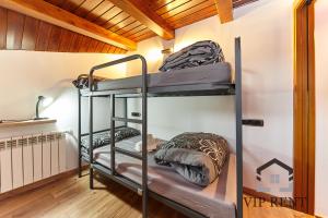 恩坎普Casa Pairal Candia的一间客房内配有两张双层床的房间