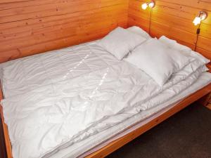 尼尔西艾Holiday Home Lomasyväri 810 by Interhome的一张带两个枕头的大白色床