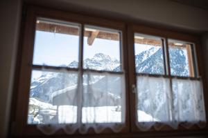 坎波图雷斯Kofler zw den Wänden Apt Edelweiss的窗户享有雪覆盖的山脉美景