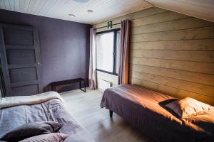 鲁卡Ruka Twin 3 bedroom Villa with Jacuzzi by Rukalodges的一间卧室设有两张床和窗户。