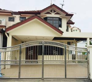 峇六拜Family 4BR Landed House @ SPICE ARENA的前面有门的大房子