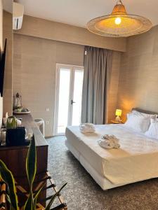 阿吉亚利艾吉亚里酒店及Spa的卧室设有一张白色大床和一扇窗户。
