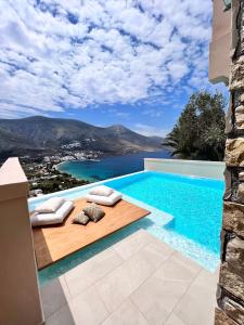 阿吉亚利艾吉亚里酒店及Spa的享有水景和山景的游泳池
